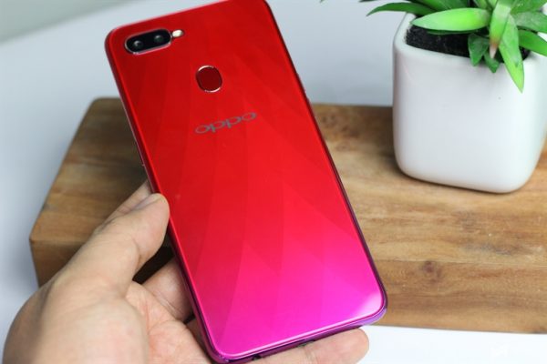 Mobile Outlet Honor Play vs OPPO F9 20