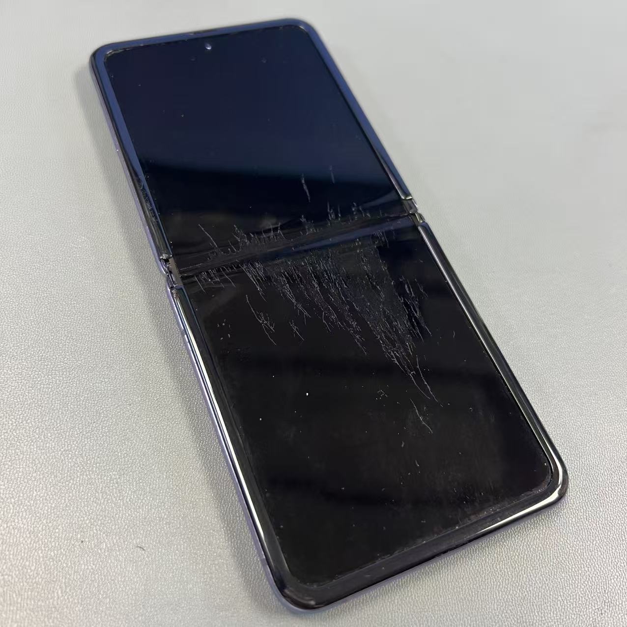Samsung Galaxy Z Flip 256GB Special Deal Sale Free Power Bank 3 Samsung Galaxy Z Flip 256GB Special Deal Sale Free Power Bank - Image 3